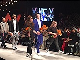 Bùi Tiến Dũng bất ngờ làm vedette kết show, khán giả hò reo bấn loạn