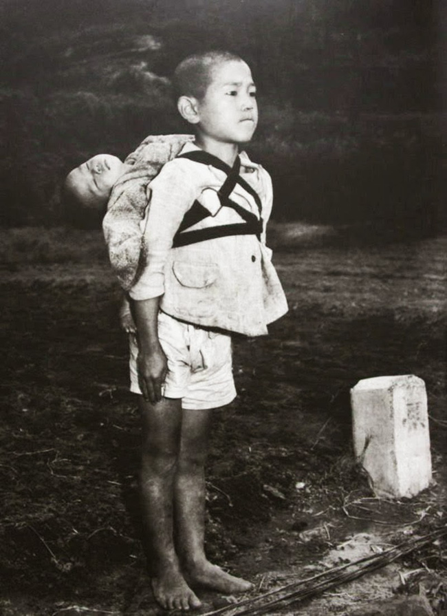 Câu chuyện “Mộ đom đóm” ngoài đời thực qua bức ảnh hai đứa trẻ Nhật Bản