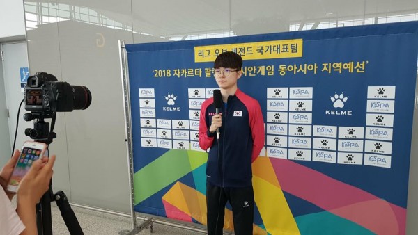 Những hình ảnh của đội tuyển LMHT Hàn Quốc tham dự Asian Games 2018, Score phải chống nạng