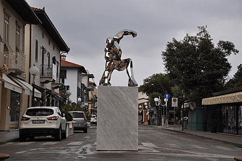 Iron Man được xây hẳn tượng đài ở Italy
