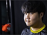LMHT: “Ngôi sao triệu đô” Huni chính thức tái ngộ người đồng đội cũ tại SKT trong màu áo mới