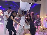 Chia tay bạn thân đi lấy chồng, nhóm nữ đội ghế "quẩy tới bến" tại đám cưới