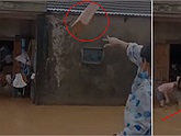 Xôn xao clip ném quà cho người dân vùng lũ và tự giới thiệu: "Những phần quà này là từ kênh youtube 5 chú tiểu"