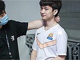 Drama về xạ thủ Huanfeng đồng đội của Sofm bị phát hiện “ cắm sừng” bạn gái còn lén cặp kè với fan nữ ngay khi đánh CKTG