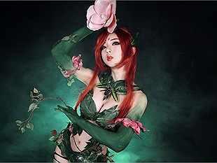 Giải trí đêm khuya cùng bộ cosplay rất 18+ của Zyra trong LMHT