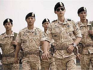 "Hậu duệ mặt cười" chế: Khi Đại Úy Song Jong Ki còn hơn cả trong phim!