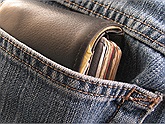 Tác hại khôn lường của việc nhét ví vào túi quần sau