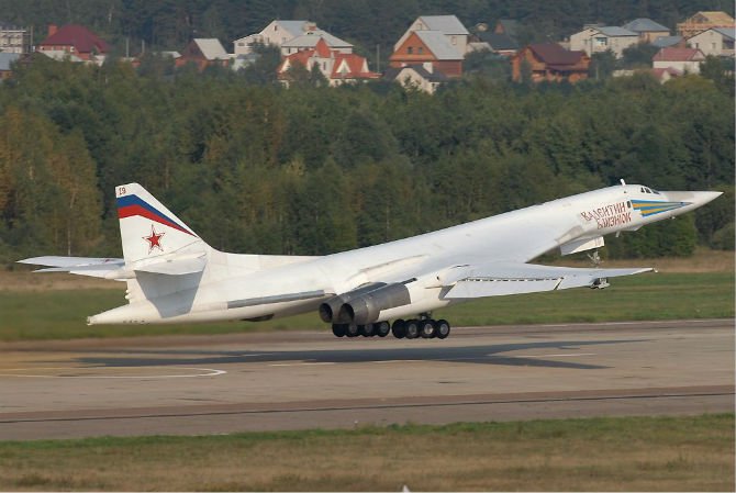 Tupolev Tu-160 là phiên bản máy bay ném bom tầm xa tiên tiến của Nga