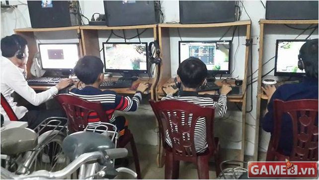 Đang say mê "Da sua gank tem" gần chiến thắng thì bị mẹ bắt được lột sạch đồ rồi lôi về