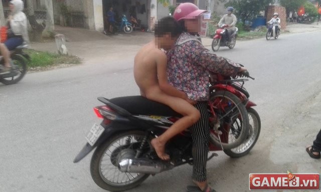 Đang say mê "Da sua gank tem" gần chiến thắng thì bị mẹ bắt được lột sạch đồ rồi lôi về