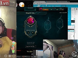 LMHT: Khoảnh khắc Minas bị fan dụ dỗ quay camera Hoa Hà ngồi cạnh Rap từ 1-50 ăn quả "xù donate"