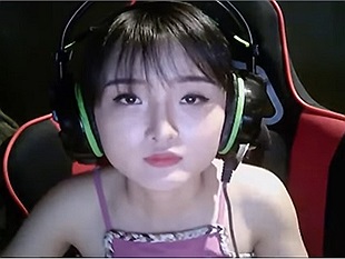 LMHT: Lùm xùm với Minas Hoa Hà livestream tâm sự thấm đẫm nước mắt về phận bạc mệnh của mình