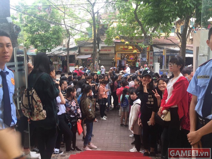 Hàng dài lượng lớn game thủ cả nam và nữ xếp hàng