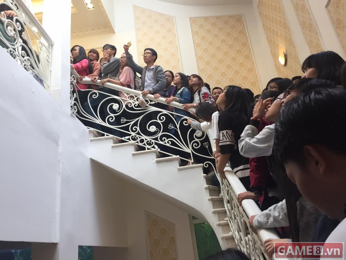 Thời gian sự kiện bắt đầu các STAR di chuyển lên tầng 3 bằng thang bộ quá đông chen lấn