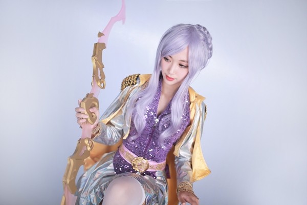 LMHT: Bộ ảnh Cosplay trang phục Ashe Thần Tượng Âm Nhạc xinh đến lạ kỳ