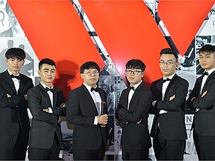 Young Generation mặc vest không kém gì Sao Việt, lên bục nhận giải Nhân vật Truyền cảm hứng tại WeChoice Awards 2017