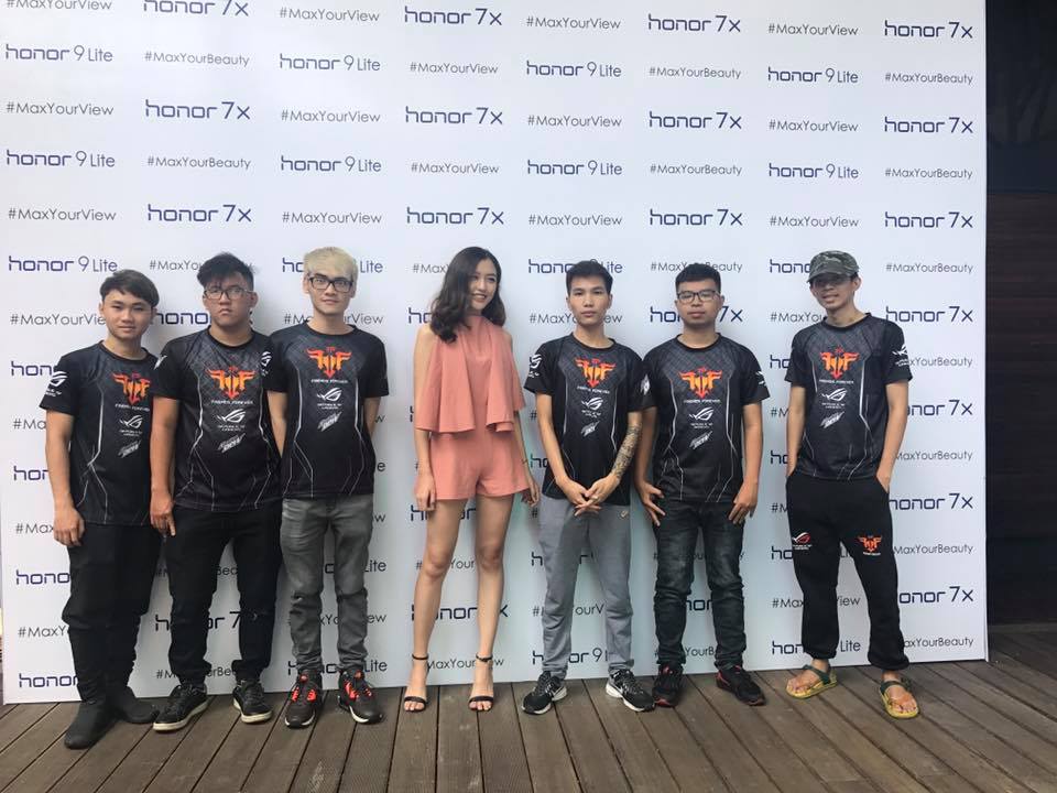 LMHT: Khoe chụp ảnh cùng Angela Phương Trinh, QTV khiến fan không nhặt được mồm vì 