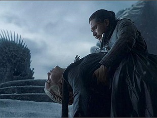 Jon Snow xuống tay với Mẹ Rồng tập cuối Game of Thrones gây tranh cãi dữ dội