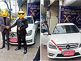 Ngạc nhiên chiếc Mẹc đăng kiểm lâu rồi vẫn làm lễ bàn giao, in cả giá tiền lên phông bạt cho "sang chảnh"