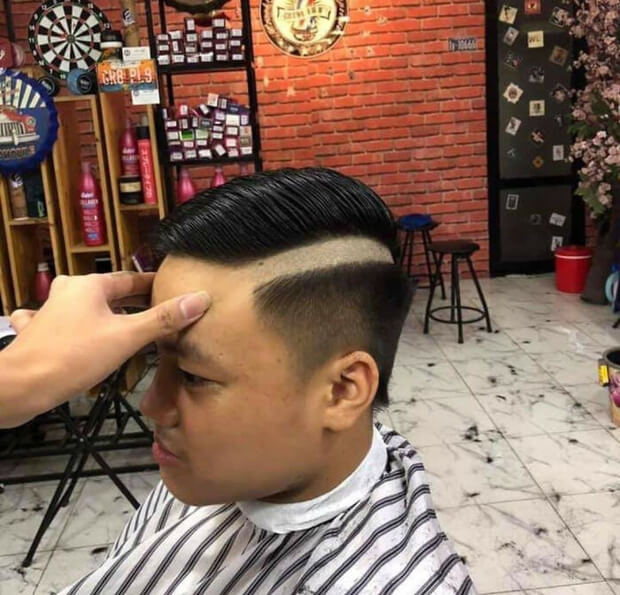 Tiệm tóc bình dân lao đao trước trải nghiệm cắt tóc nam kiểu mới  thời 40   Mr Niềm Tin  Trương Hồng Hà