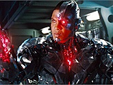 Ray Fisher mất vai siêu anh hùng trong vũ trụ DC