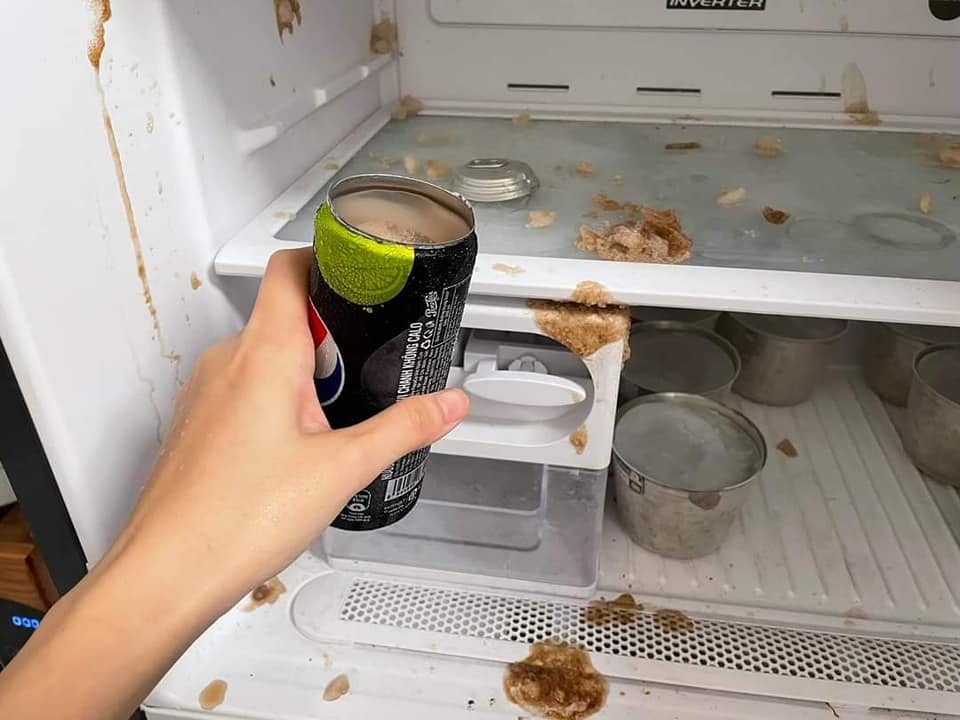 Hiện tượng lon nước ngọt tung tóe trong tủ lạnh