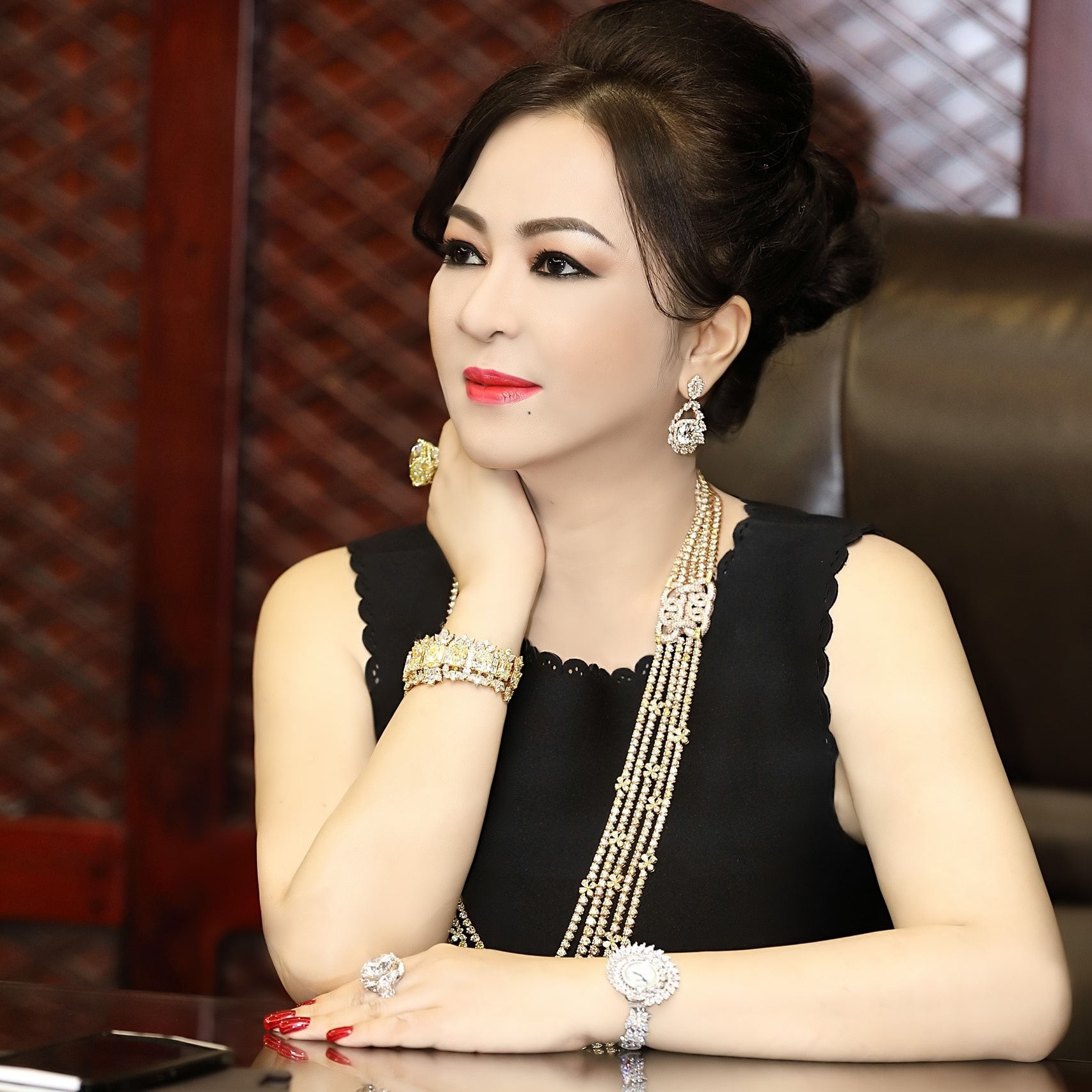 Vy Oanh: “Nếu sinh con cho 1 người là tội, thì cô Hằng tội nặng vì cô đẻ 4 người con cho 4 người chồng”