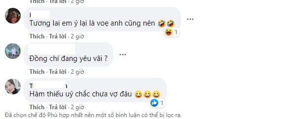 Chiến sĩ công an ngồi cặm cụi kết hoa tặng thí sinh đầu tiên ra khỏi phòng thi kèm lời nhắn: 