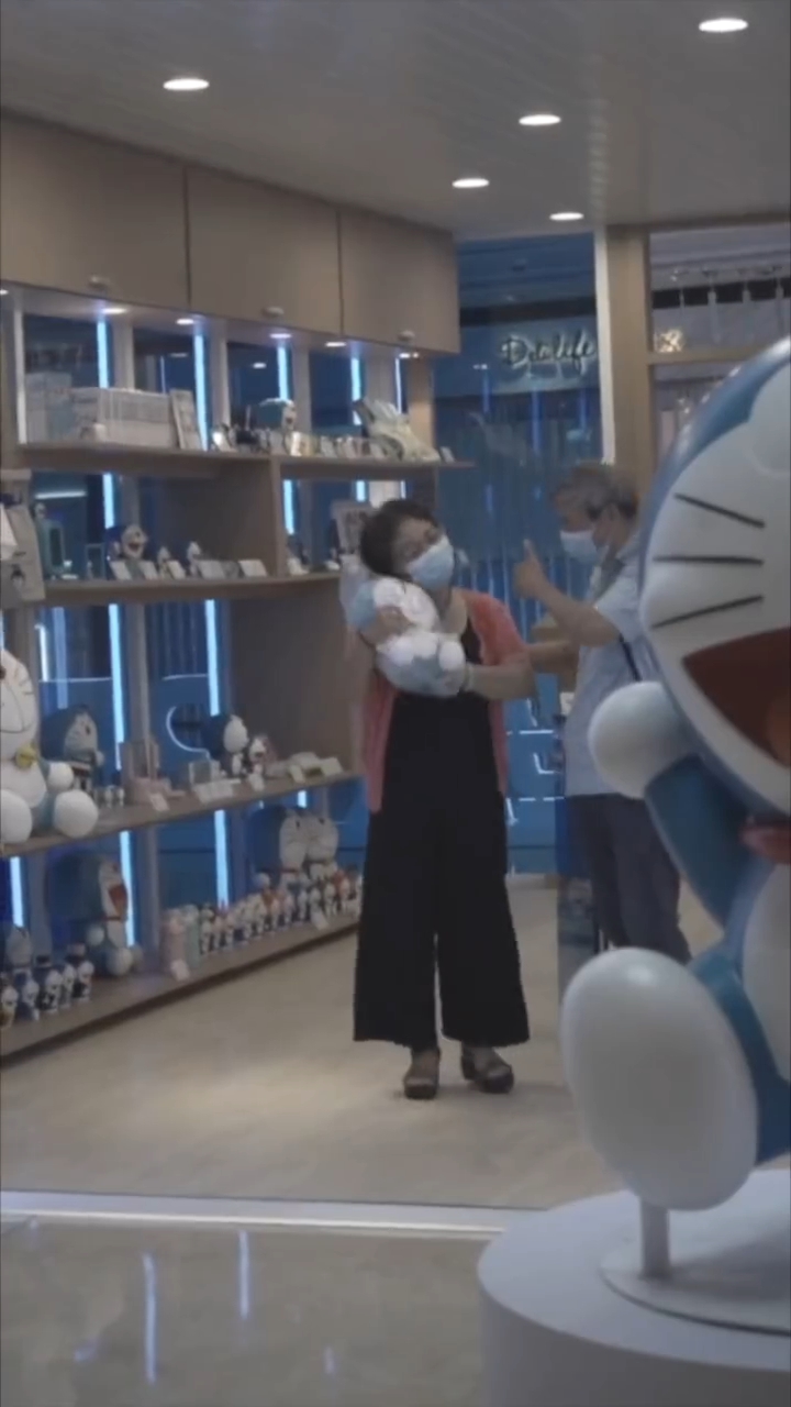 cụ bà nhõng nhẽo đòi chồng mua cho bằng được Doraemon