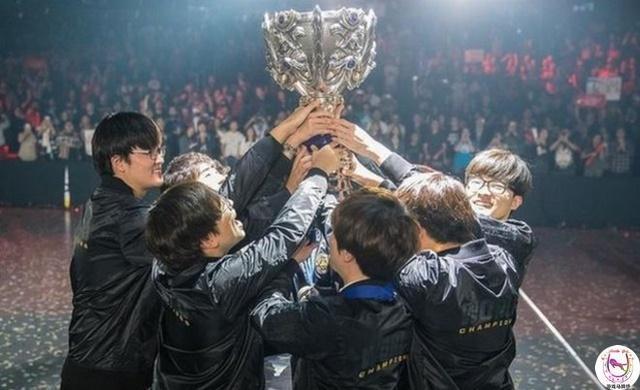 SKT T1 nâng cao chiếc cup vô địch CKTG