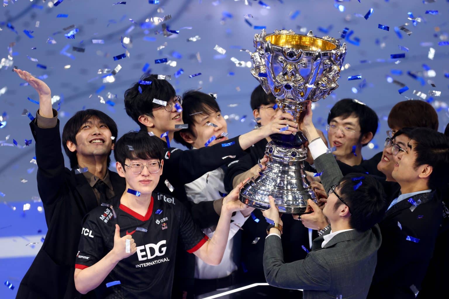 EDward Gaming đã nâng cao danh hiệu quốc tế đầu tiên của họ kể từ MSI 2015 tại Iceland.