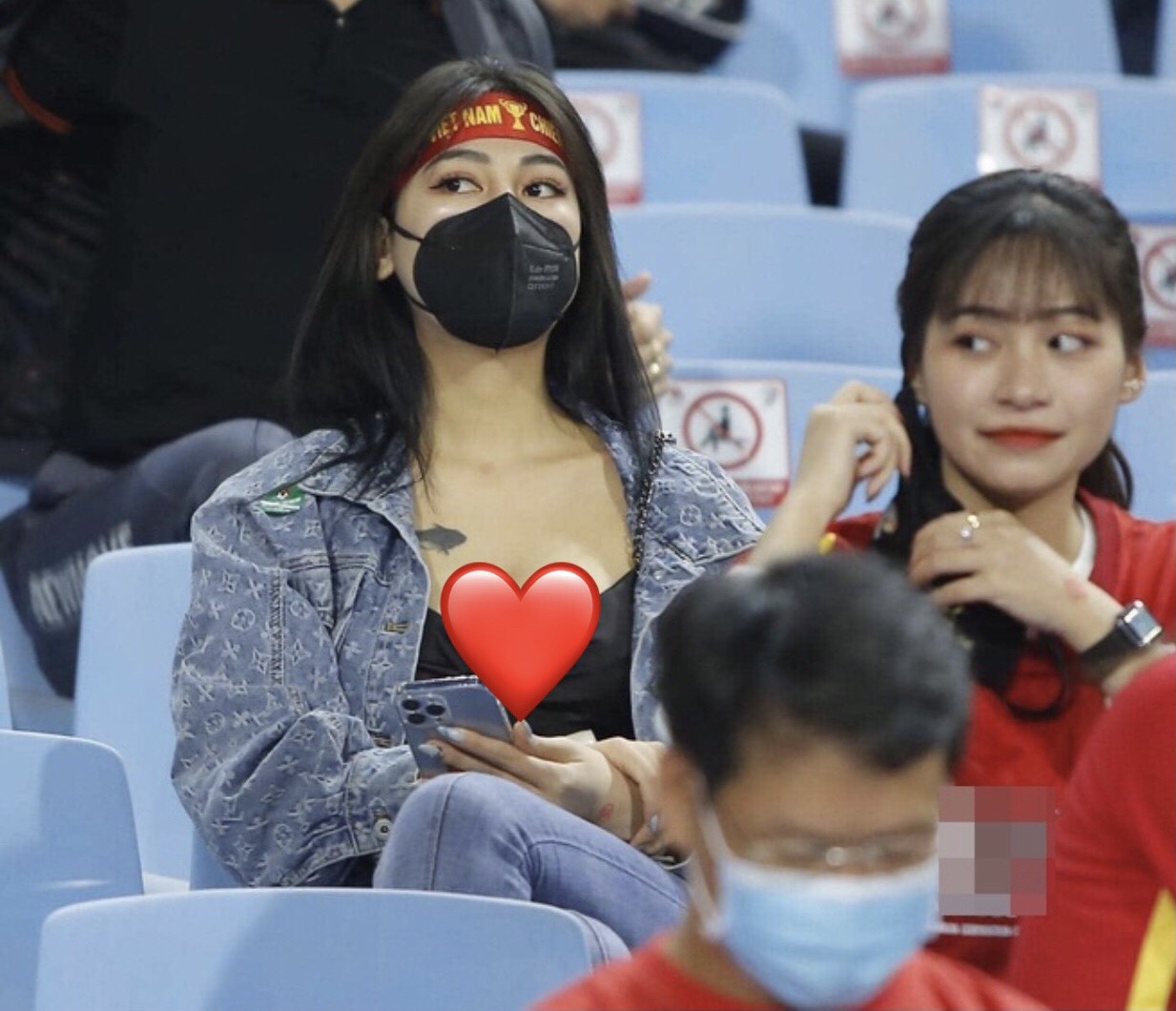 Xuất hiện thêm hot girl khẩu trang làm chao đảo khán giả trận Việt Nam - Nhật Bản