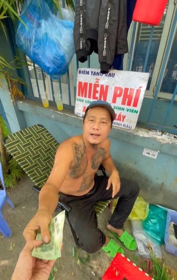 Sạp rau Minh Râu: Vừa cho rau, vừa cho khách tiền mang về!