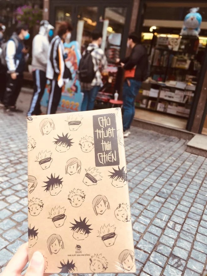 Fan Việt xếp hàng dài để mua cho được manga Jujutsu Kaisen