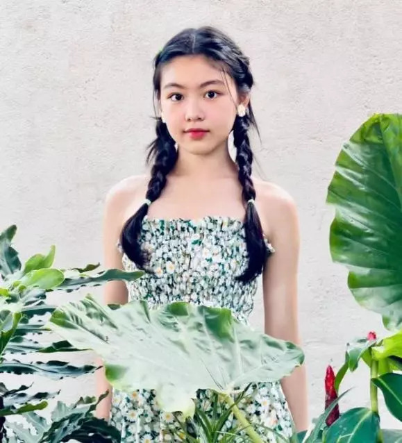 Con gái MC Quyền Linh show dáng đẹp như Hoa hậu ở tuổi 16