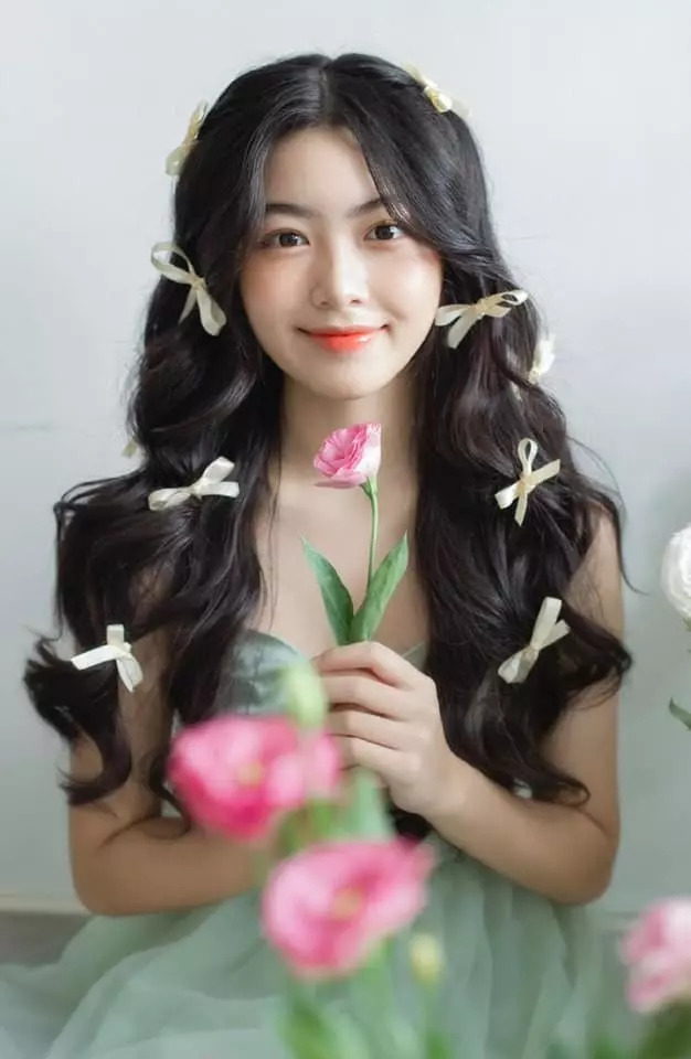 Con gái MC Quyền Linh show dáng đẹp như Hoa hậu ở tuổi 16