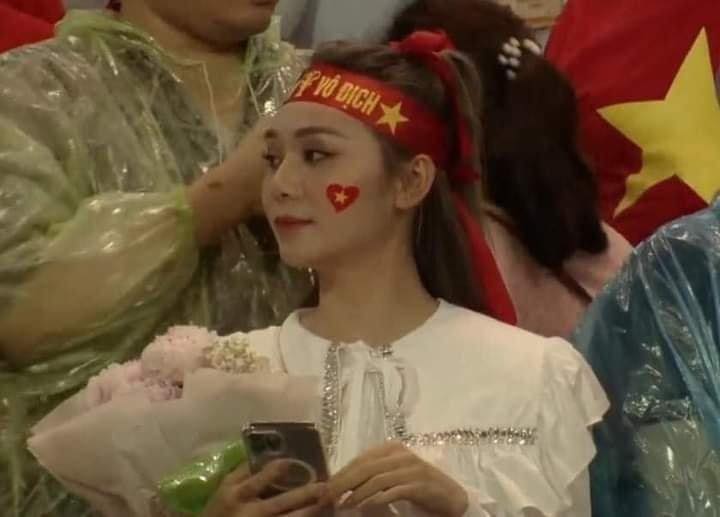Xuất hiện trên khán đài, hot TikToker Hoàng Kim Chi bị đồn: Make up lồng lộn rồi mua chuộc camera man 