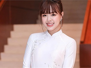 MC Thảo Trang khiến game thủ phải "say nắng" khi diện áo dài trắng xinh như hoa hậu trên sân khấu SEA Games