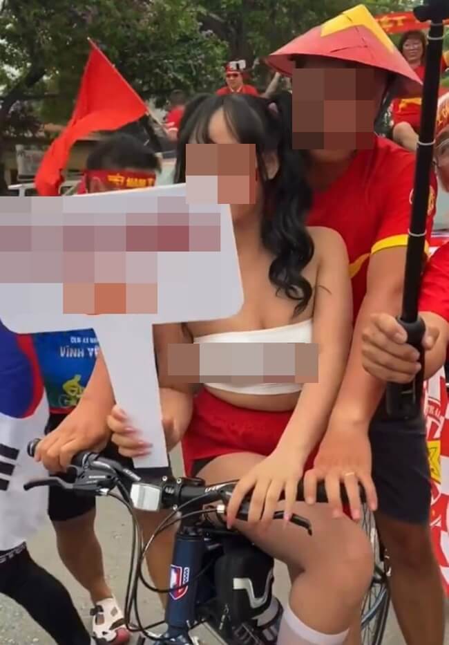 Nữ cổ động viên Việt gây tranh cãi vì mặc siêu hở để cháy hết mình với bóng đá