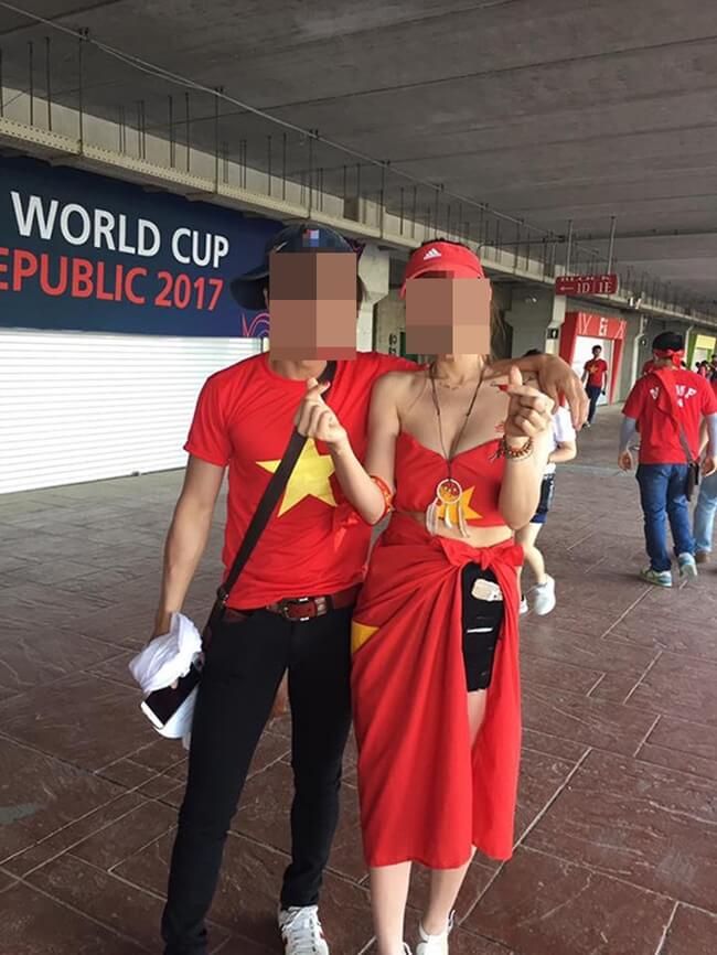 Nữ cổ động viên Việt gây tranh cãi vì mặc siêu hở để cháy hết mình với bóng đá