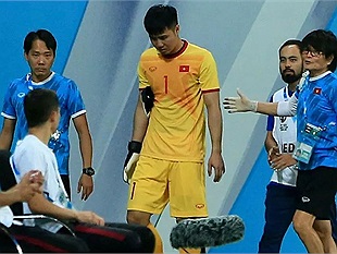 Văn Toản bị trật khớp ngón tay sau sai lầm trước U23 Thái Lan, nguy cơ ngồi ngoài cả giải