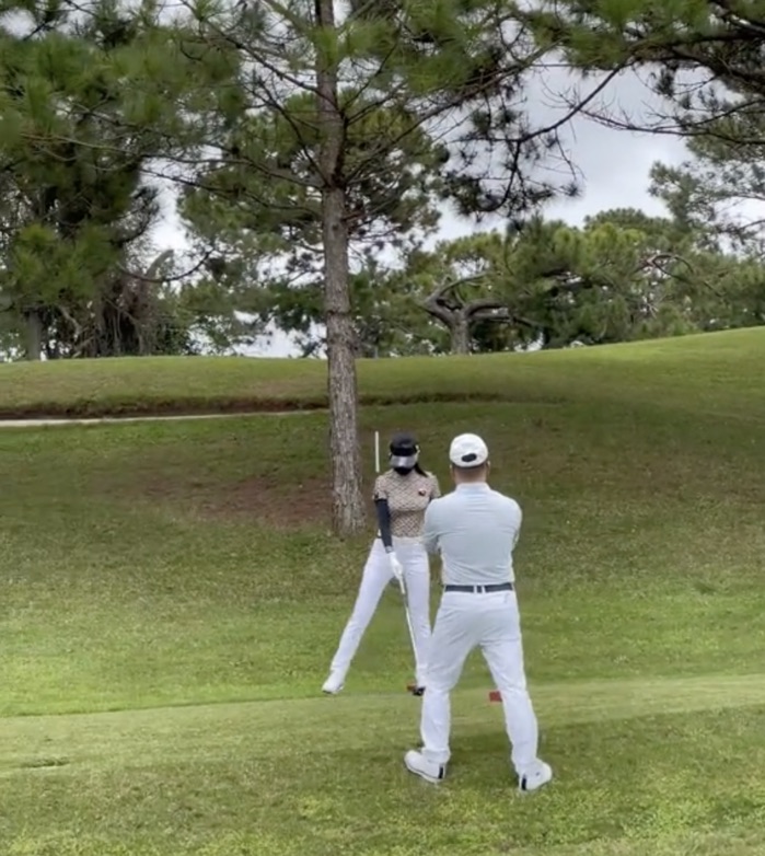 Mặc chuyện “6 múi hay 6 xe”, bắt gặp Shark Bình vẫn thản nhiên “đọ gậy ...