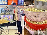 Trào lưu mang xô chậu đi lấy bỏng ngô miễn phí: Hài hước hay lãng phí?