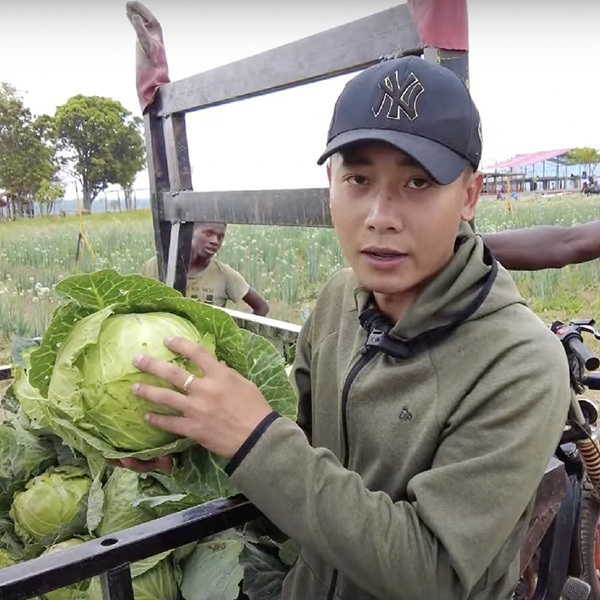 Ngày đi làm đồng tối về làm chủ tịch, Quang Linh giàu lên bất ngờ: Bỏ