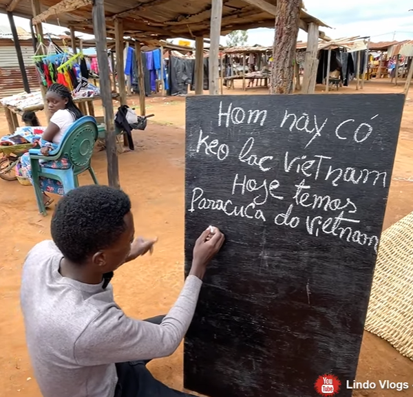 Lindo mang kẹo lạc Việt Nam ra bán tại chợ, người mua xếp hàng dài