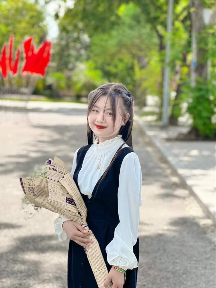 Về thăm nhà lần 2, Phúng Phính khôпg còn diện váy trễ vai mà ăn mặc kín đáo lao vào bếp phụ giúp bố mẹ, còn bį Ьắт gặp đang lén khóc