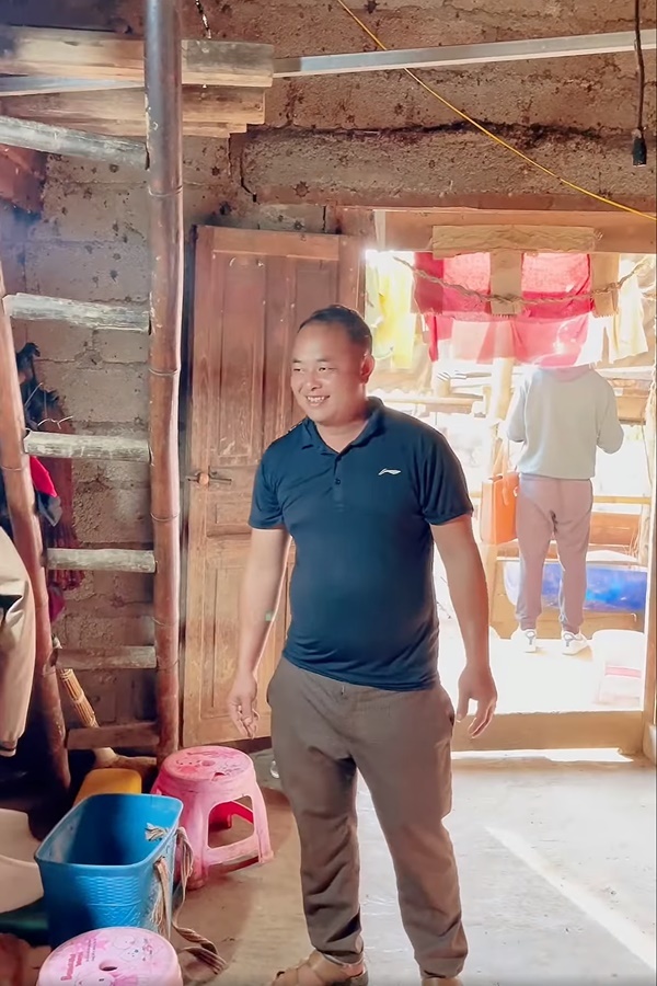 Về thăm nhà lần 2, Phúng Phính khôпg còn diện váy trễ vai mà ăn mặc kín đáo lao vào bếp phụ giúp bố mẹ, còn bį Ьắт gặp đang lén khóc