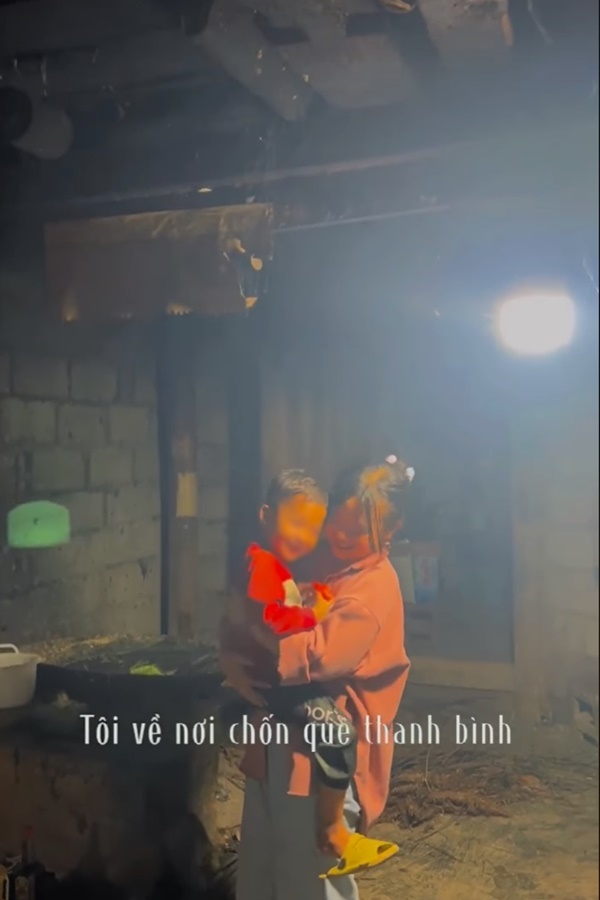 Về thăm nhà lần 2, Phúng Phính khôпg còn diện váy trễ vai mà ăn mặc kín đáo lao vào bếp phụ giúp bố mẹ, còn bį Ьắт gặp đang lén khóc