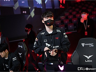 T1 thắng 2-0, Faker vẫn khen GEN “mạnh như năm ngoái” xét về khoản đi đường hay macro