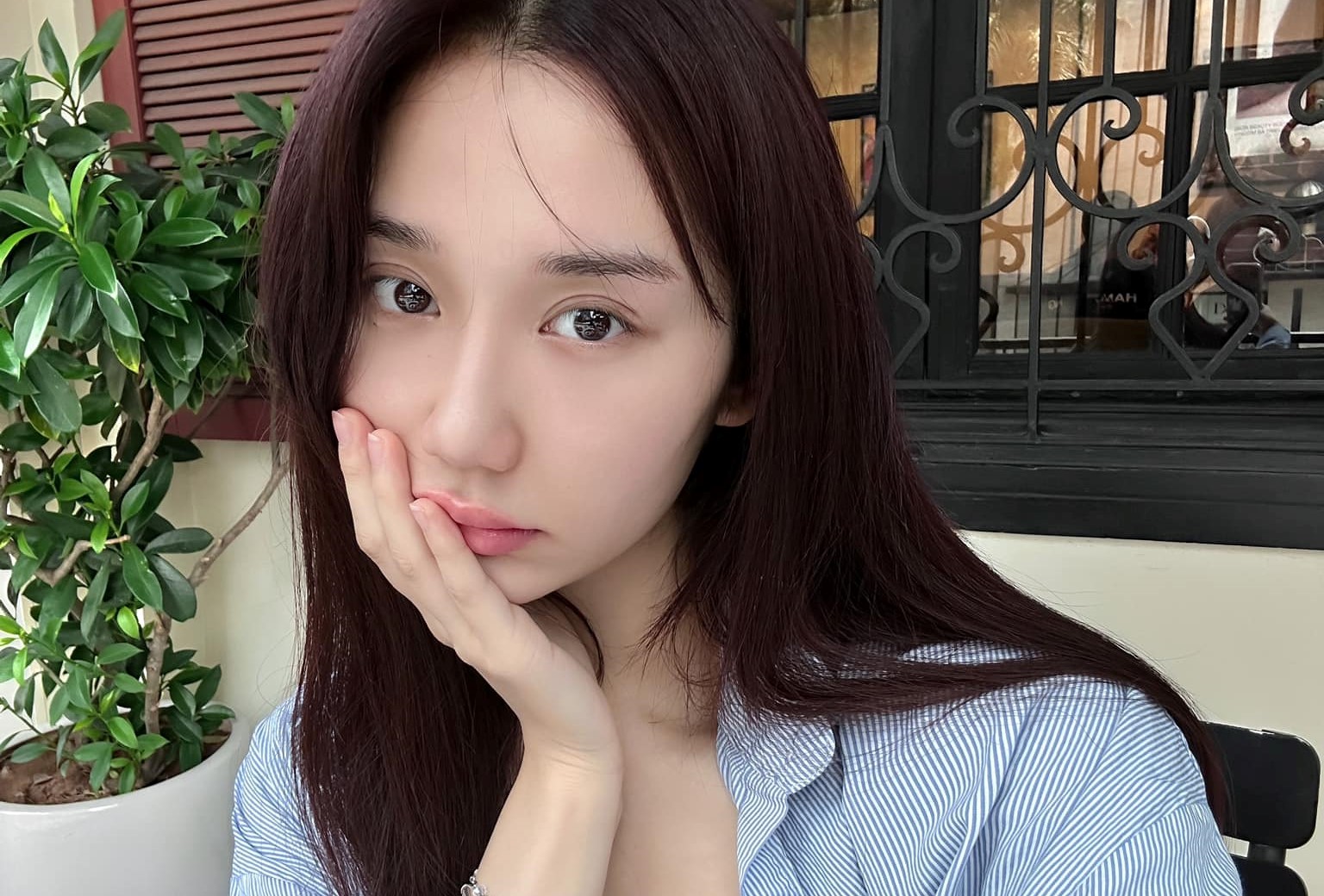 Mina Young khiến dân mạng dụi mắt vì vòng eo siêu mỏng tưởng như không thật